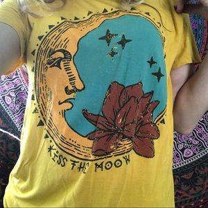 Life Clothing Co. Kiss the Moon t-shirt- Small